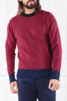 Wełniany sweter COLOR TIPPED | Regular Fit Tommy Hilfiger bordowy